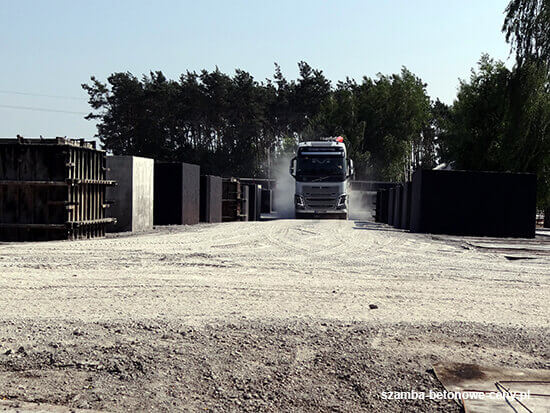 Szamba betonowe Gostyń - załadunek zbiornika na transport